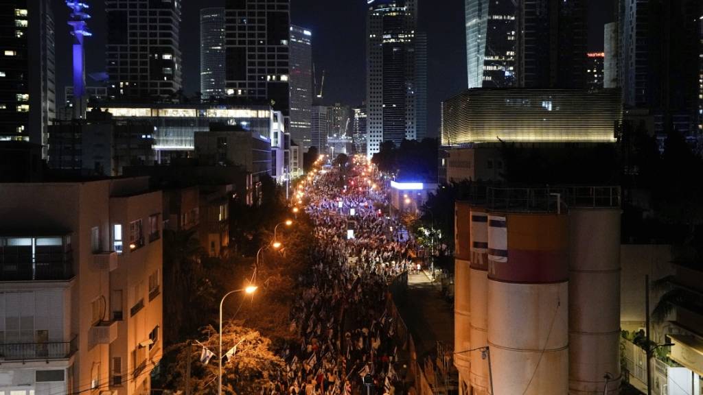 Israelis protestieren in Tel Aviv gegen die Pläne der Netanjahu-Regierung. Foto: Ariel Schalit/AP/dpa