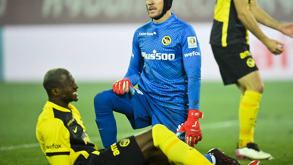 Mohamed Ali Camara verletzt sich bei einer Intervention vor dem 0:2 gegen St. Gallen am Oberschenkel
