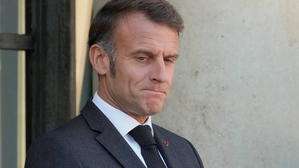 ARCHIV - Der französische Präsident Emmanuel Macron wartet vor dem Elysee-Palast. Foto: Michel Euler/AP/dpa