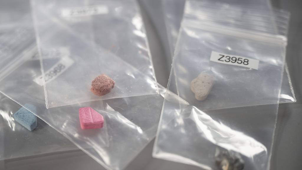 Das Drogeninformationszentrum (DIZ) der Stadt Zürich warnt vor falsch deklarierten Drogen und Medikamenten an der Street Parade. (Symbolbild)