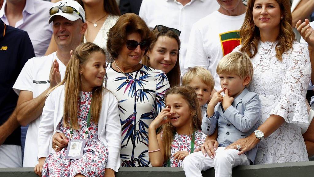 Federers Frau Mirka mit den Zwillingen (Bild: EPA/NIC BOTHMA EDITORIAL USE ONLY/NO COMMERCIAL SALES)