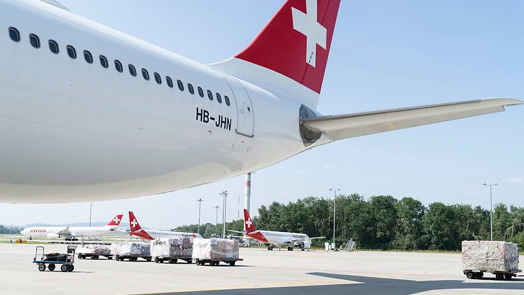 Vier ehemalige Angestellte der Swiss wehrten sich gegen ihre Entlassung wegen der verweigerten Covid-Impfung. Das Bezirksgericht Bülach ZH wies ihre Klagen nun ab. (Archivbild)