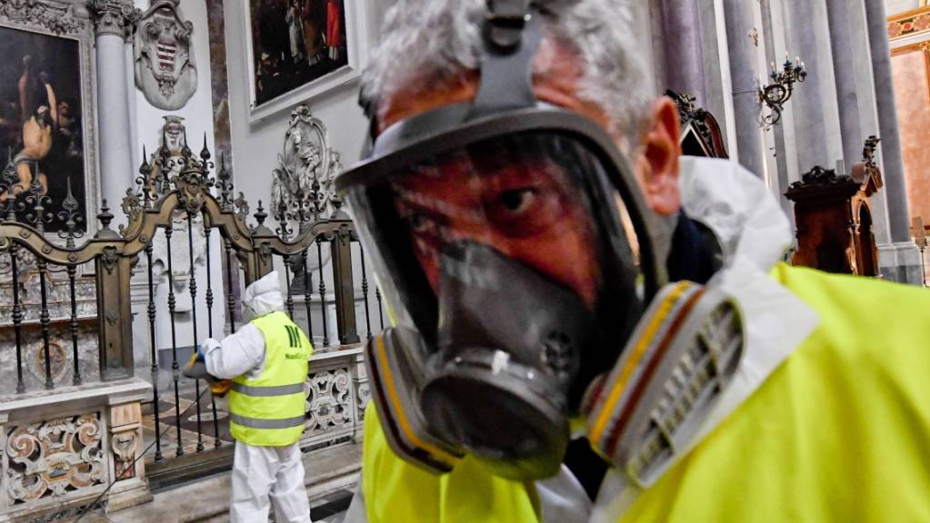 Arbeiter desinfizieren eine Kirche in der italienischen Stadt Neapel wegen des Coronavirus. (Archivbild)