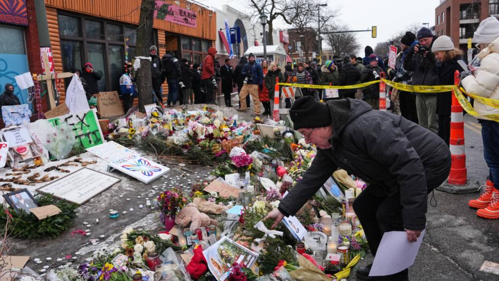 Menschen besuchen in Minneapolis eine Gedenkstätte für den 37-Jährigen Alex Pretti, der tödlich angeschossen wurde. Foto: Adam Gray/AP/dpa