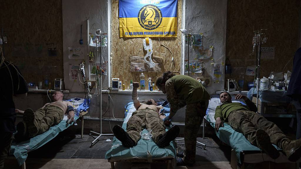 Ein ukrainischer Militärsanitäter behandelt seine verletzten Kameraden im Feldlazarett in der Region Donezk. Foto: Evgeniy Maloletka/AP