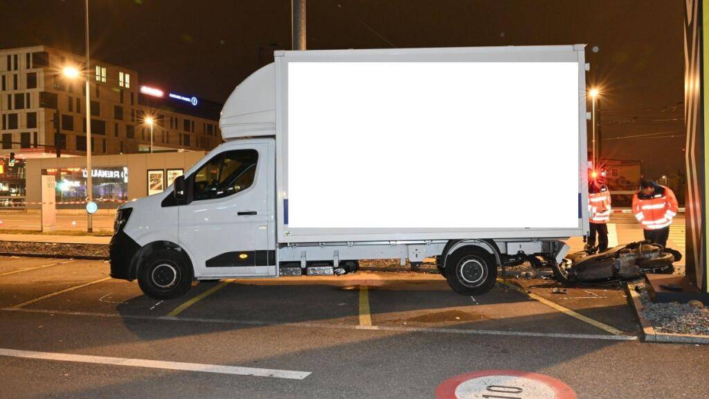Auf der Flucht vor einer Polizeipatrouille prallte ein 16-jähriger Rollerfahrer in Opfikon mit einem parkierten Lieferwagen zusammen und verletzte sich mittelschwer.