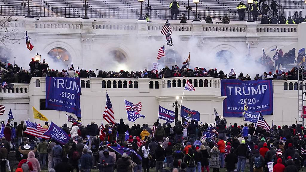 Unterstützer von US-Präsident Trump stürmen das Kapitol. Foto: John Minchillo/AP/dpa