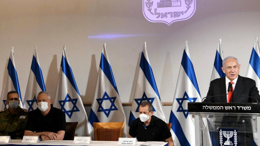 HANDOUT - Benjamin Netanjahu (r), Premierminister von Israel, gibt neben Nadav Argaman, dem Leiter der israelischen Sicherheitsbehörde, Verteidigungsminister Benny Gantz und IDF-Stabschef Aviv Kochavi eine Erklärung ab. Foto: Amos Ben-Gershom/GPO/dpa - ATTENTION: editorial use only and only if the credit mentioned above is referenced in full