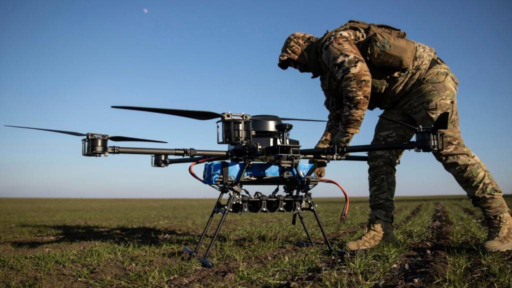 ARCHIV - Ein ukrainischer Soldat bereitet eine Vampire-Angriffsdrohne in der Nähe der Frontlinie vor. Foto: Roman Chop/AP/dpa