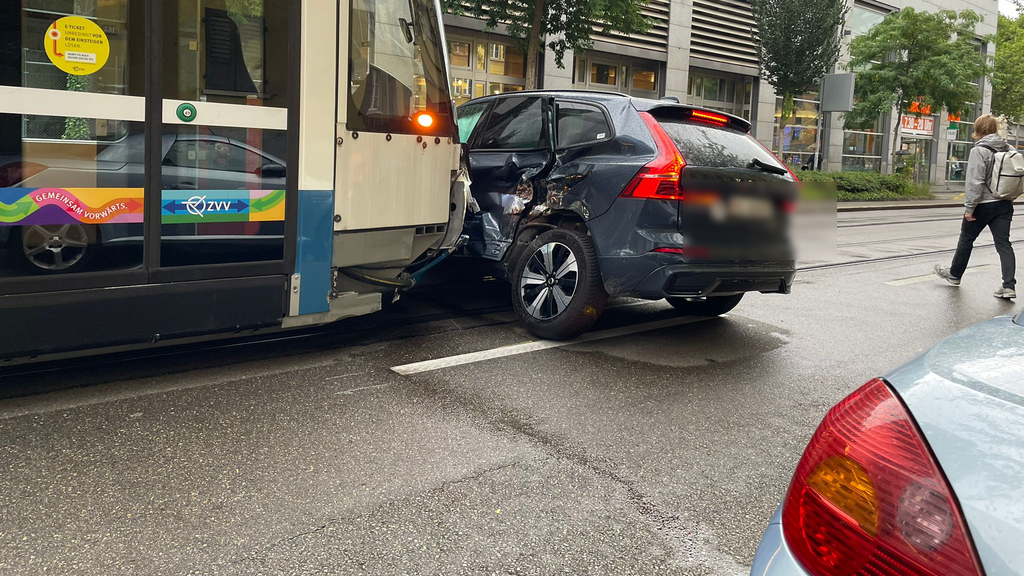 Tram kracht bei Limmatplatz in Auto