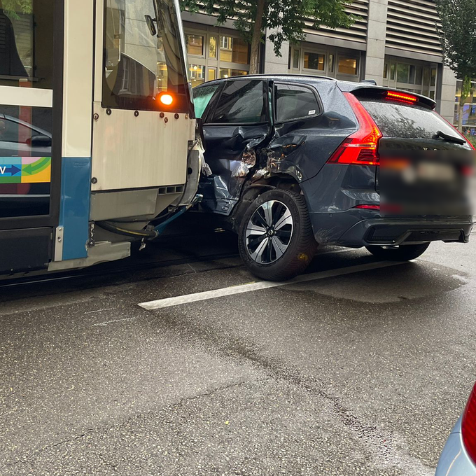 Tram kracht bei Limmatplatz in Auto