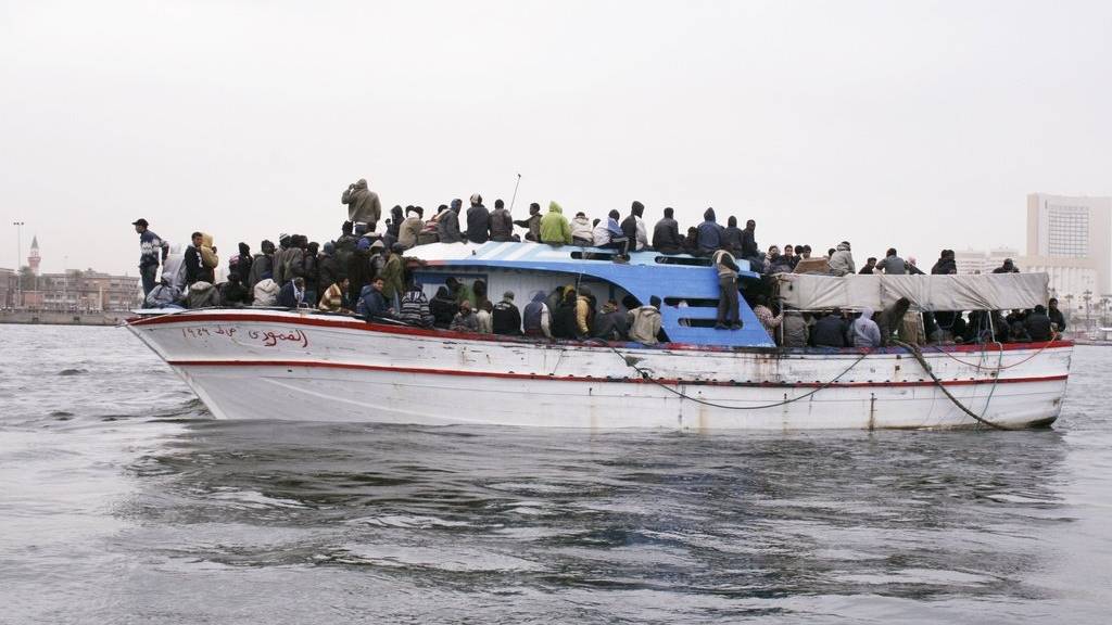 Immer wieder versuchen Flüchtlinge das Mittelmeer zu überqueren - immer wieder kommt es zu Toten.