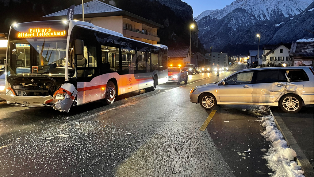 Auto kollidiert mit Linienbus in Schattdorf