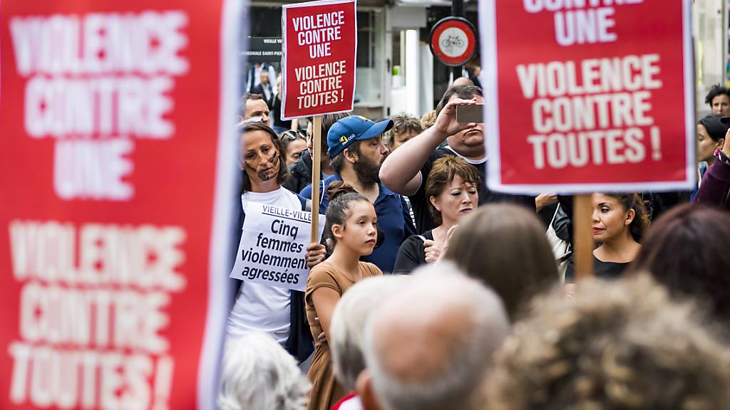 Einen Tag nach dem Angriff auf fünf junge Frauen vor einem Nachtlokal in Genf protestierten am 9. August 2018 in den Strassen von Genf Dutzende gegen Gewalt an jeder einzelnen Frau und Gewalt gegen alle Menschen. Am Dienstag begann in Thonon-les-Bains (F) der Prozess gegen die mutmasslichen Täter.