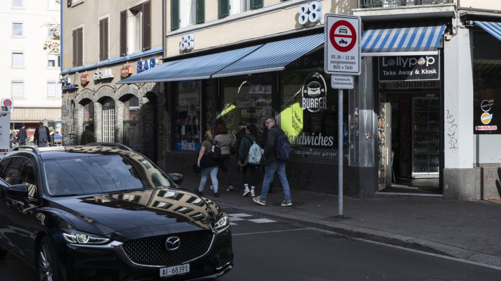 Das Tagfahrverbot auf einem Abschnitt der Zürcher Langstrasse wurde nach dessen Einführung oft nicht beachtet. Am Dienstag stand ein 61-jähriger Autofahrer vor Gericht, der mehr als ein Dutzend Mal dagegen verstiess. (Symbolbild)