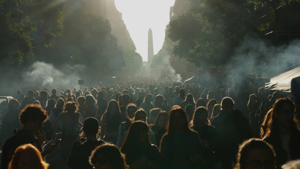 dpatopbilder - Menschen protestieren in Buenos Aires, Argentinien, und fordern von der Regierung von Präsident Milei die Einhaltung eines Finanzierungsgesetzes inmitten von tiefen Haushaltskürzungen. Foto: Rodrigo Abd/AP/dpa