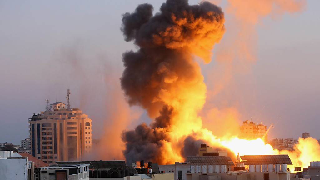 Rauchschwaden steigen nach einem israelischen Luftangriff auf Gaza-Stadt in den Himmel. Foto: Ashraf Amra/APA Images via ZUMA Wire/dpa