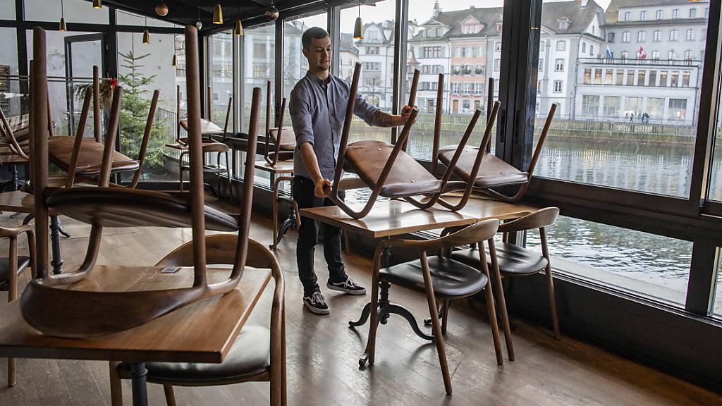 Rund acht Prozent der Beschäftigten in der Schweiz waren im Januar von Corona-Lockdown betroffen - im Bild das Café Mill'Feuille in Luzern. (Archivbild)