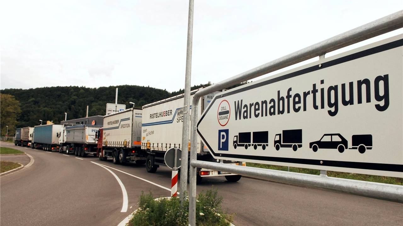 Sperrung der Zollbrücke: Der Verkehr wird via Laufenburg ...