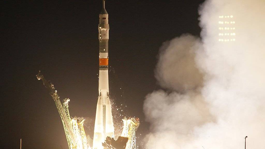 Am Jahrestag der Mondlandung vor 50 Jahren sind ein italienischer und ein US-Astronaut sowie ein russischer Kosmonaut von Russlands Raumfahrtbahnhof Baikonur in Kasachstan zur Internationalen Weltraumstation ISS gestartet. Die Sojus-Rakete hob am Samstag um 18.28 Uhr (MESZ) ab.