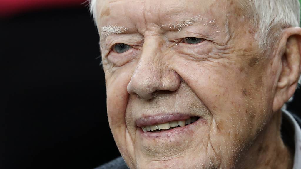 ARCHIV - Der ehemalige US-Präsident Jimmy Carter sitzt während eines NFL-Spiels auf der Bank des NFL-Teams Atlanta Falcons. Foto: John Bazemore/AP/dpa