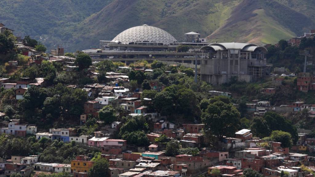 «El Helicoide», das Hauptquartier des venezolanischen Geheimdienstes. Die venezolanische Regierung hat die Freilassung einer großen Zahl venezolanischer und ausländischer Gefangener angekündigt. Foto: Matias Delacroix/AP/dpa