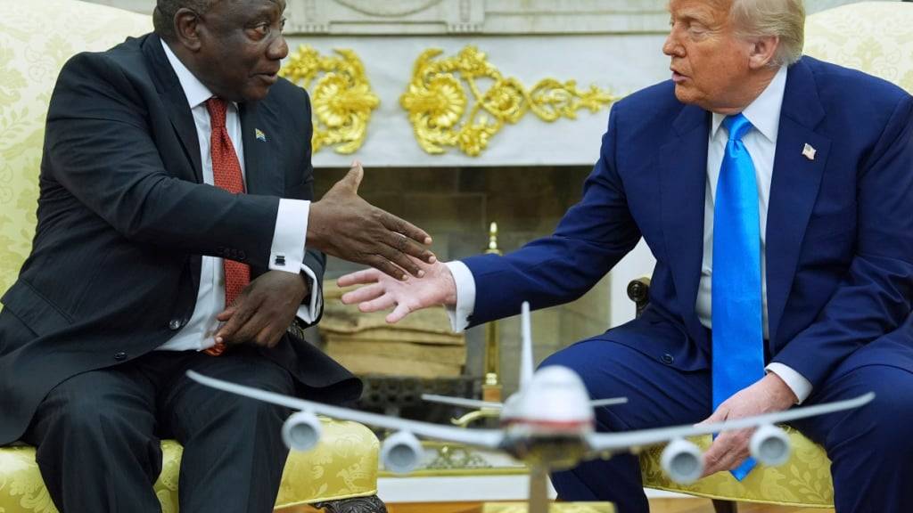US-Präsident Donald Trump (r) trifft den südafrikanischen Präsidenten Cyril Ramaphosa im Oval Office des Weißen Hauses. Foto: Evan Vucci/AP/dpa