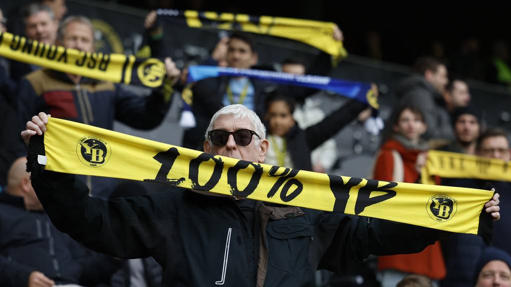 Ein YB Fan hebt seinen «100% YB» Schal hoch, vor dem Super League Spiel zwischen dem BSC Young Boys und dem FC Stade Lausanne-Ouchy.