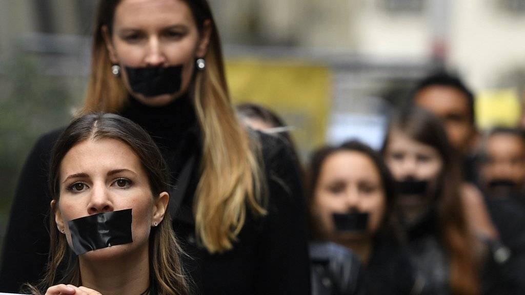 Mit einem «Walk for Freedom» haben vergangenen Samstag in Bern rund 270 Menschen gegen den Menschenhandel ein stummes Zeichen gesetzt. Die Teilnehmerinnen und Teilnehmer klebten sich mit schwarzen Klebeband den Mund zu, um zu symbolisieren, dass die Opfer keine Stimme haben. (Archiv)
