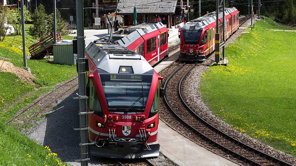 Die RhB muss wegen Lokpersonalmangel drei Prozent ihrer Zugleistungen ersetzen. Betroffen ist unter anderem die Linie von Chur nach Arosa. (Archivbild)