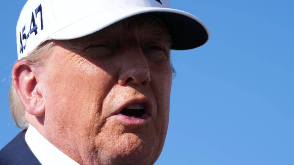ARCHIV - US-Präsident Donald Trump spricht auf dem Morristown Municipal Airport in Morristown, New Jersey mit Reportern. Foto: Jacquelyn Martin/AP/dpa