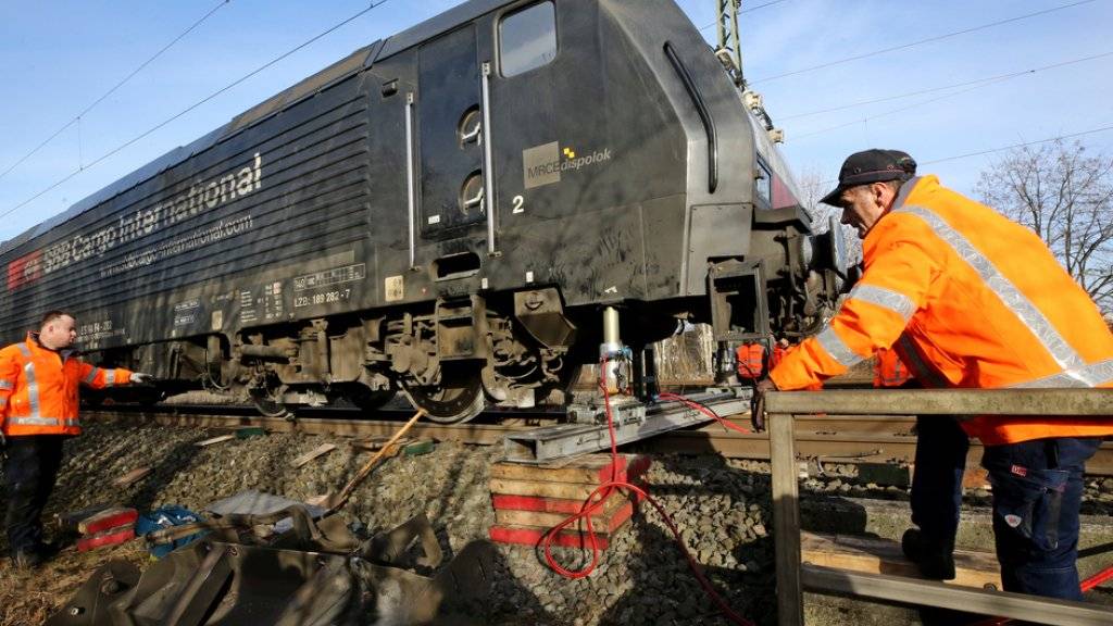 Die entgleiste SBB-Lok wird am Donnerstag in Dinslaken (Nordrhein-Westfalen) wieder auf die Schienen gesetzt. Unbekannte hatten einen Geldautomaten auf die Schienen gelegt, wodurch der Güterzug entgleiste.