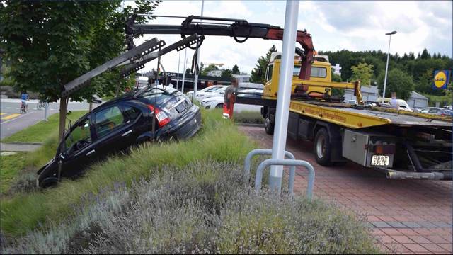 Seniorin verwechselt Gas- und Bremspedal