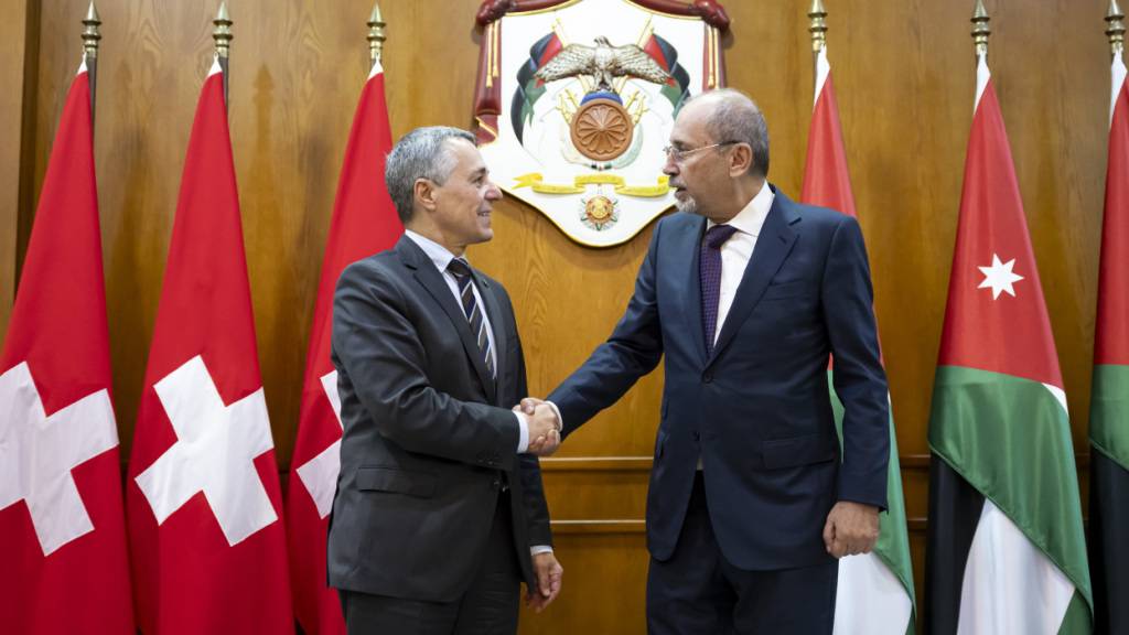 In der jordanischen Hauptstadt Amman ist Bundesrat Ignazio Cassis (links) von seinem Amtskollegen Ayman Safadi empfangen worden.