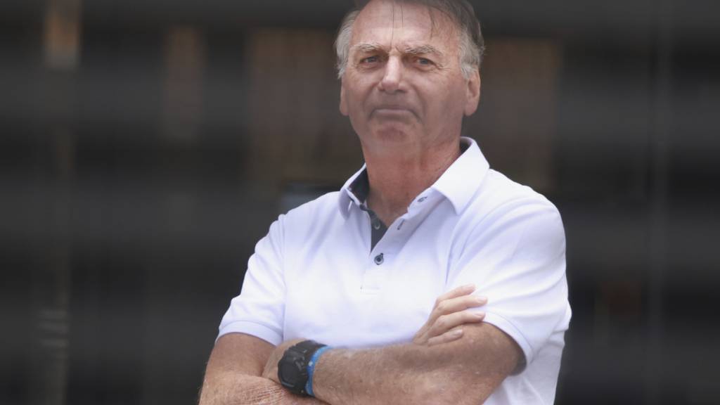 ARCHIV - Der ehemalige brasilianische Präsident Jair Bolsonaro steht am Eingang seines Hauses, in dem er unter Hausarrest steht. Foto: Luis Nova/AP/dpa