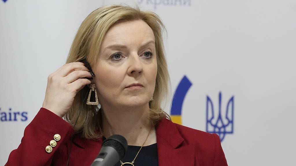 Die britische Außenministerin Liz Truss hat sich gegen einen freiwilligen Verzicht der Ukraine auf einen Nato-Beitritt ausgesprochen. Foto: Efrem Lukatsky/Pool AP/dpa