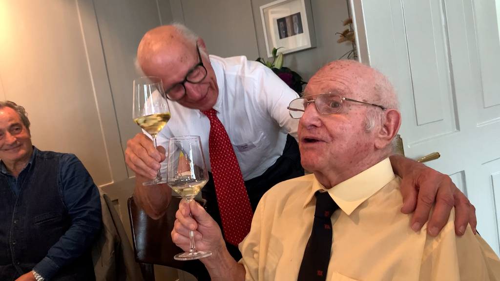 So feiert Walter Scheibli mit Freunden seinen 90. Geburtstag