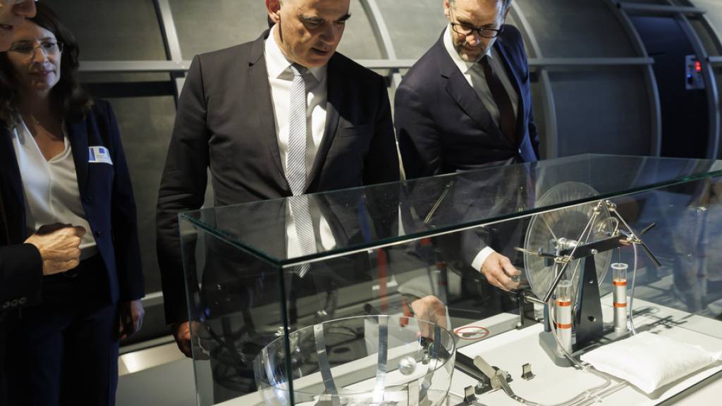 Bundespräsident Alain Berset und der Genfer Staatsrat Antonio Hodgers probieren ein Experiment am neu eröffneten Besucherzentrum «Science Gateway» am Cern in Genf aus.