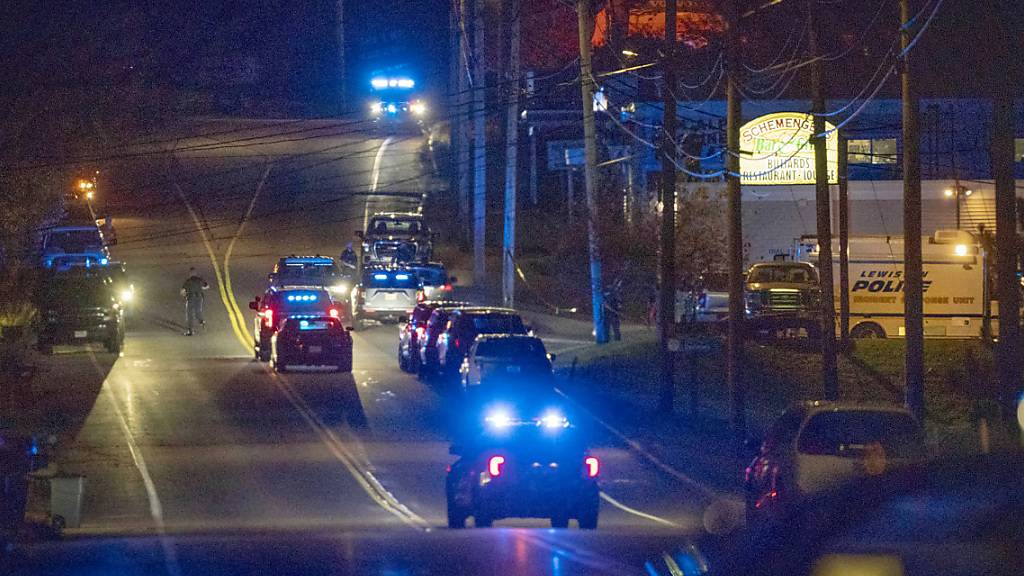 Die Polizei reagiert auf einen Schusswaffenangriff in Lewiston, Maine. Foto: Robert F. Bukaty/AP/dpa