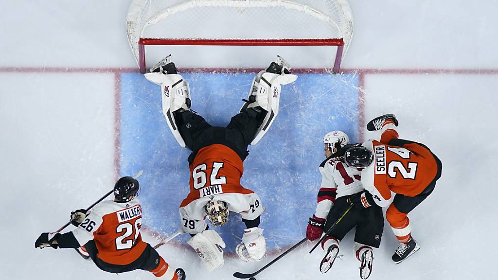 Kampf um jeden Zentimeter: New Jerseys Nico Hischier (2.v.r.) kämpft gleich gegen drei Spieler von Philadelphia um den Puck