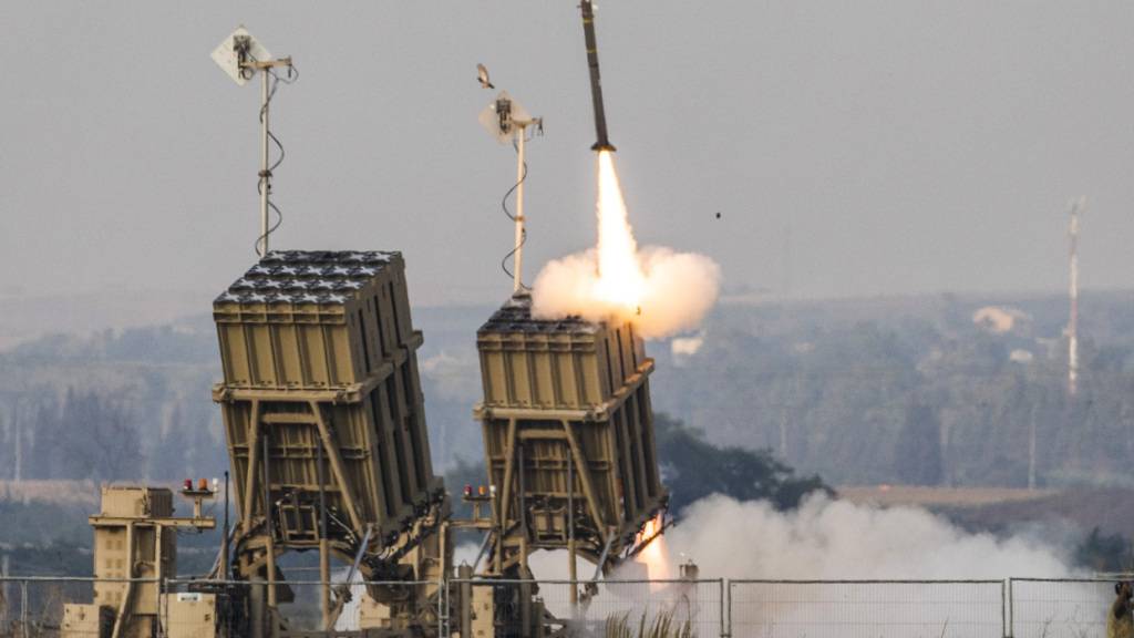 ARCHIV - Das Iron-Dome-Raketenabwehrsystem feuert eine Abfangrakete ab, nachdem Raketen aus dem Gazastreifen auf Israel abgefeuert werden. Foto: Ilia Yefimovich/dpa