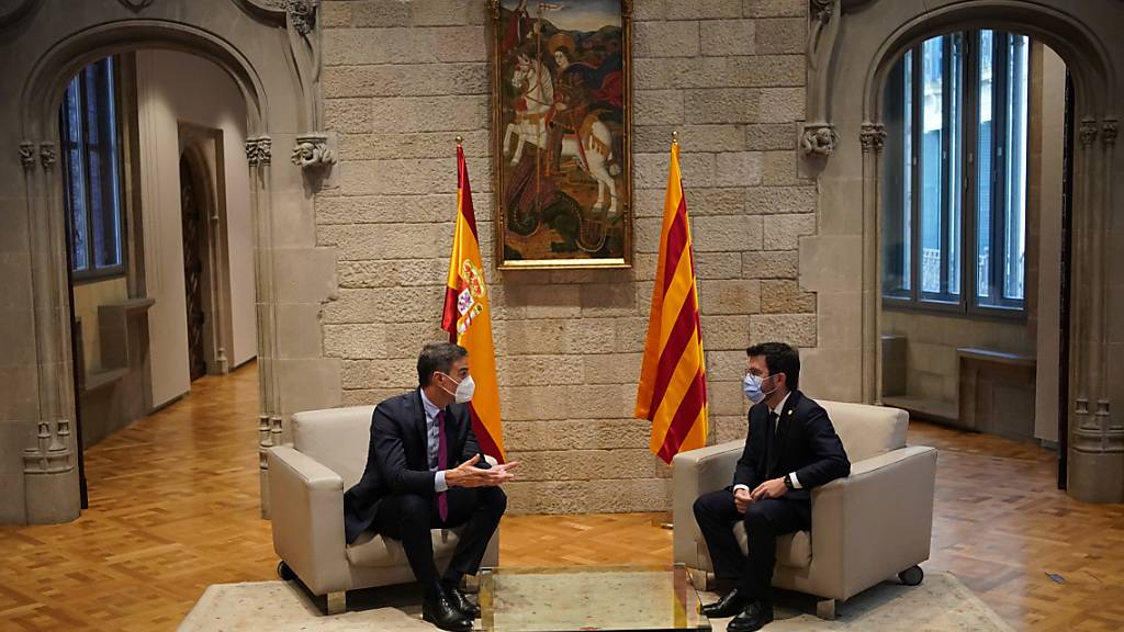 Pedro Sanchez (l), Ministerpräsident von Spanien, und Pere Aragones, Regierungschef von Katalonien, treffen sich im Palau de la Generalitat, Sitz der katalanischen Regierung. Nach eineinhalbjähriger Unterbrechung wurden die Gespräche zwischen Spanien und Katalonien offiziell wieder aufgenommen. Foto: Joan Mateu Parra/AP/dpa