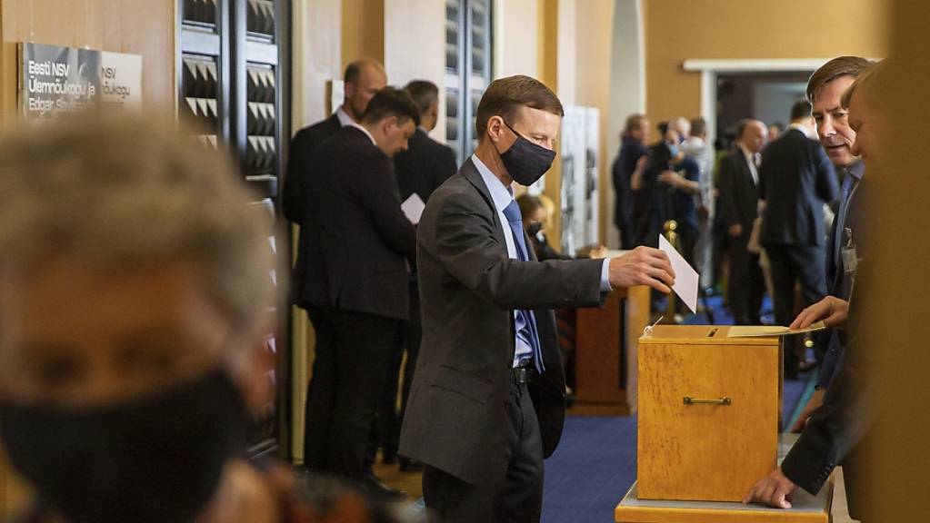 Ein estnischer Abgeordneter (M) wirft im estnischen Parlament bei der Wahl über den neuen estnischen Staatspräsidenten seinen Wahlzettel in eine Wahlurne.