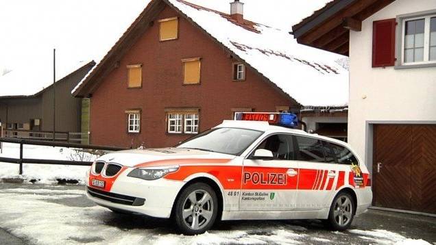 Polizisten fanden am Tatort auf dem abgelegenen Bauernhof ein Blutbad vor. (Archivbild)