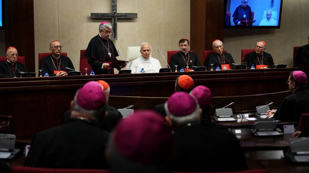 Papst Leo XIV. trifft sich mit den spanischen Bischöfen bei der spanischen Bischofskonferenz. Foto: Alessandra Tarantino/AP/dpa
