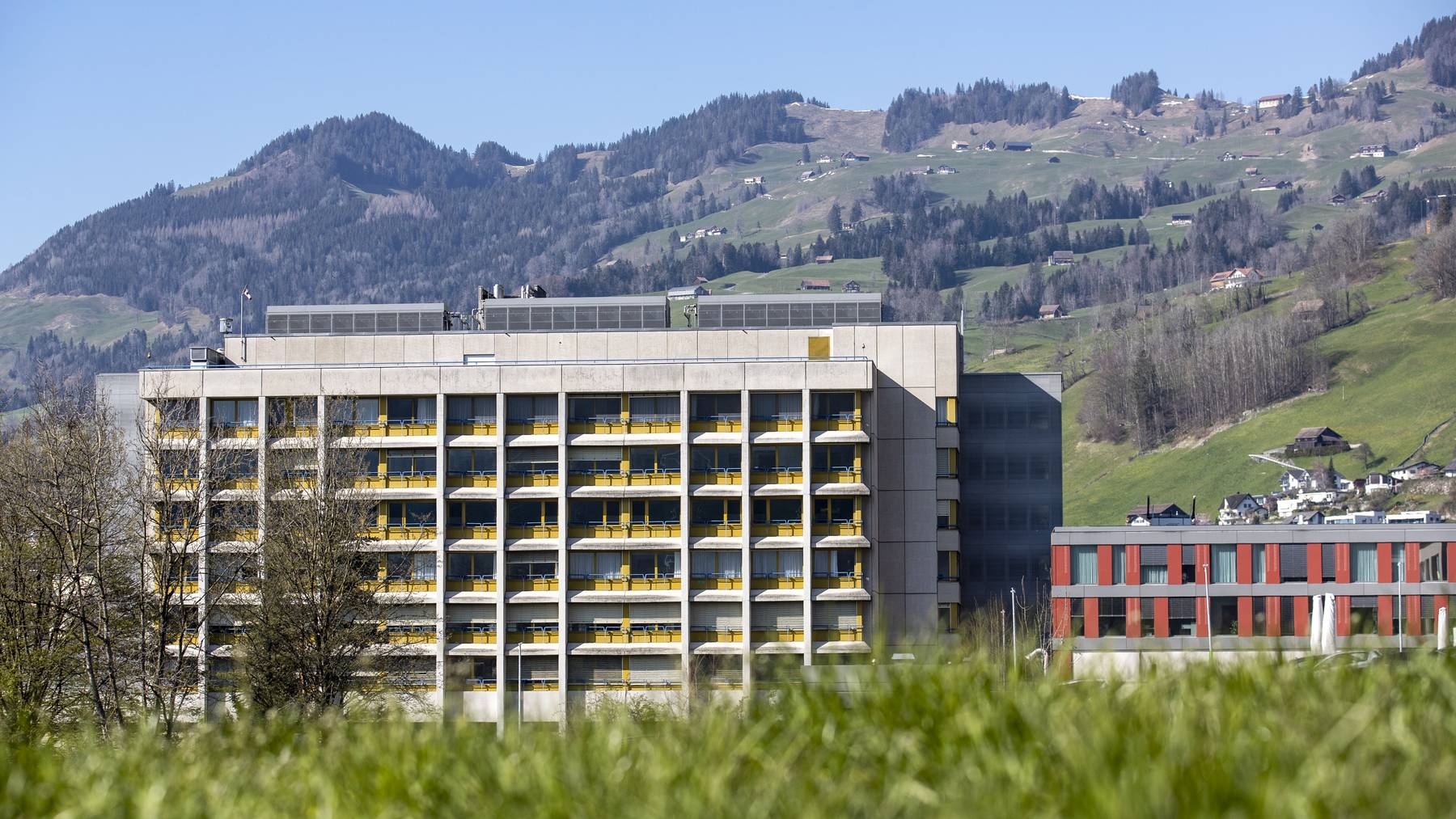 Ländliche Spitäler wie hier in Schwyz könnten unter Druck geraten, befürchten Gegner der Reform.