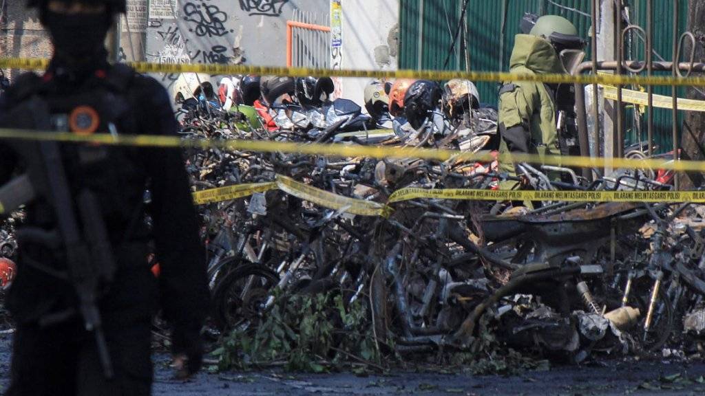 Experten der Sicherheitskräfte an einem der Anschlagsorte in Surabaya. Insgesamt wurden dort bei Anschlägen auf Christen elf Personen getötet.