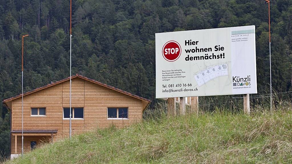 Abseits der Zentren steigen die Preise für Wohneigentum überdurchschnittlich stark. Im Bild ein Projekt für eine Einfamilienhaus-Überbauung im Churer Rheintal im Sommer 2012.