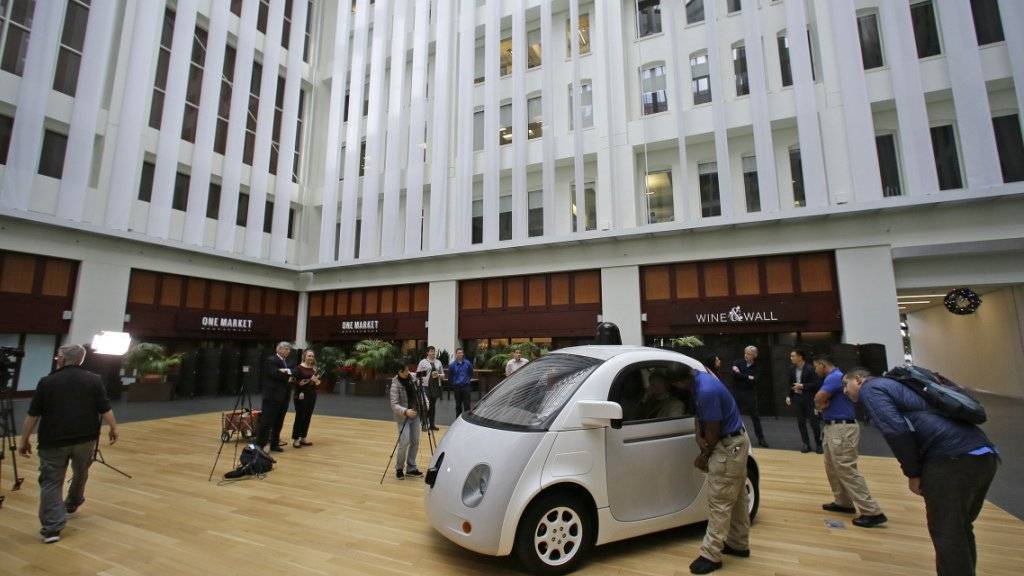 Die Google-Schwesterfirma Waymo bietet im Umkreis der Stadt Phoenix in Arizona bereits seit Monaten testweise Fahrdienste mit seinen Roboterautos an. (Archivbild)