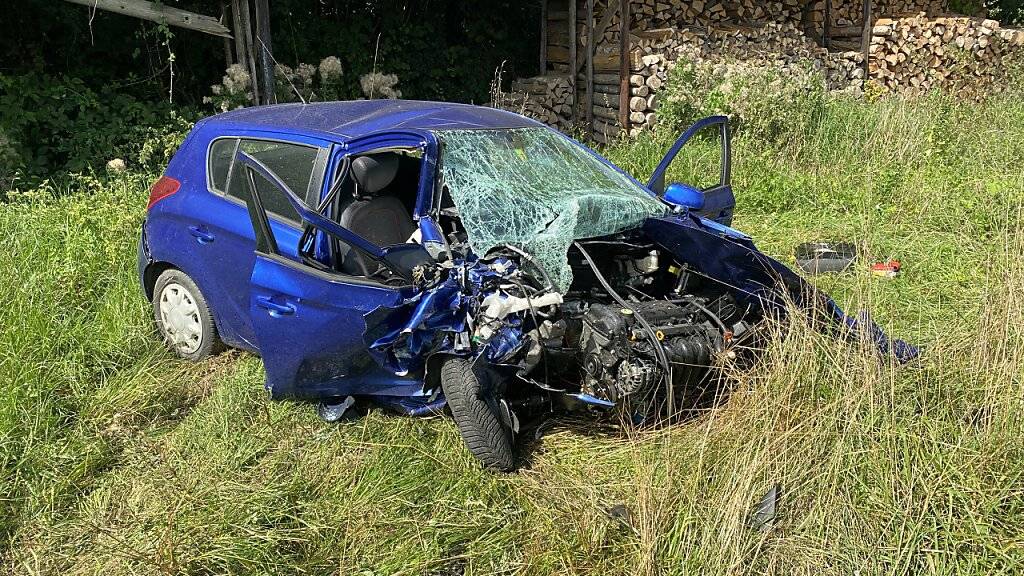 Durch die Wucht der Frontalkollision wurde das Auto auf die Wiese geschleudert: Der Lenker musste mit einem Rettungshelikopter ins Spital geflogen werden.